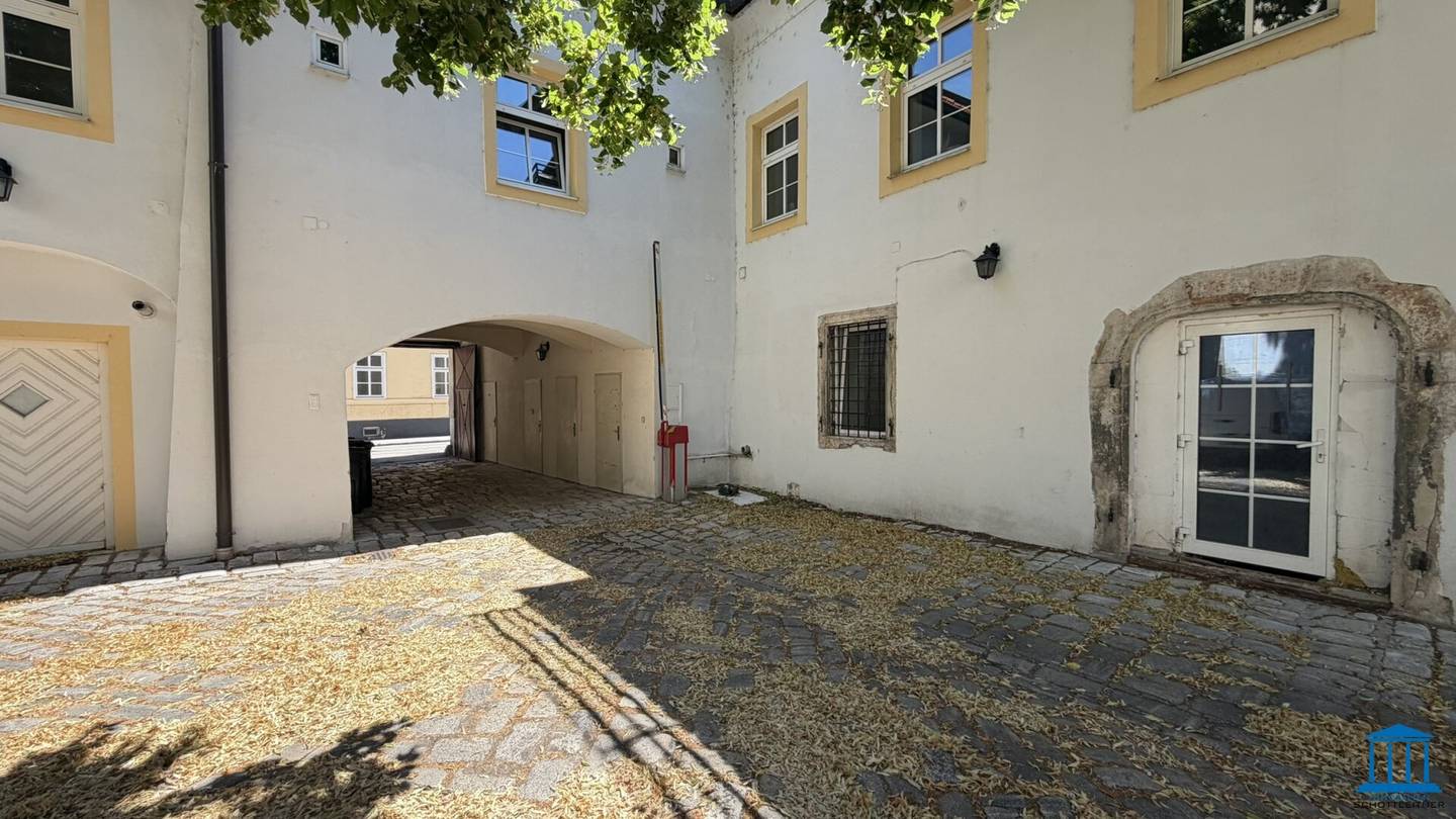 From office or medical practice to gallery - commercial property with vaults near main square