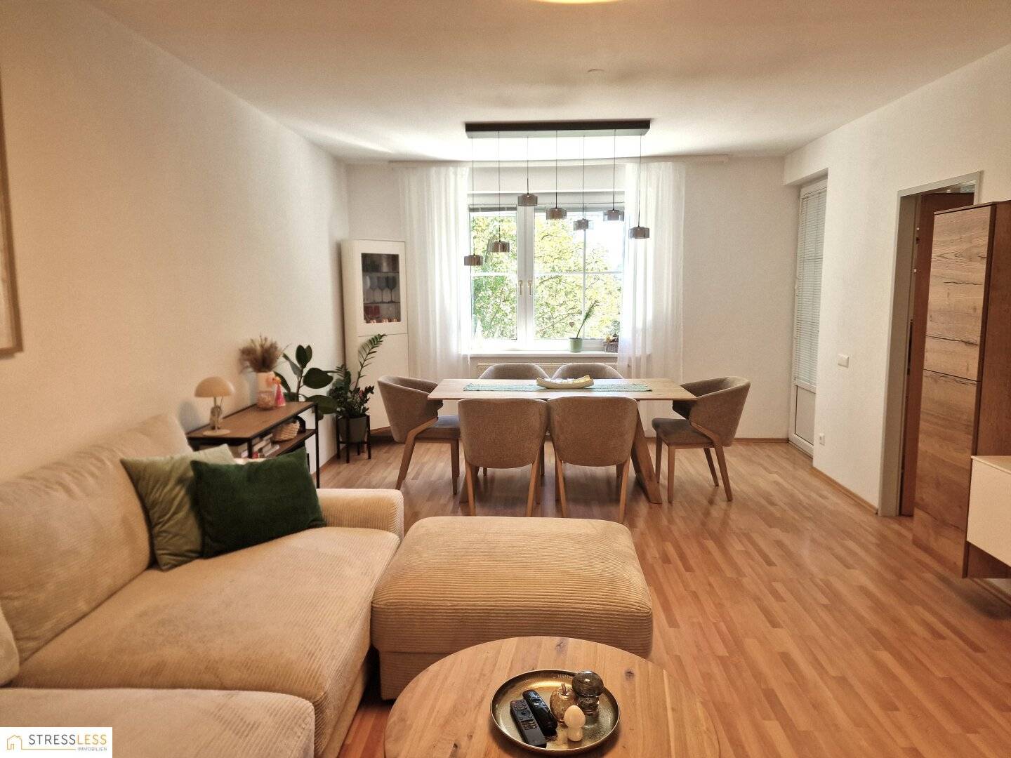 25 minutes from Vienna! Sunny 3-room condominium with park view, cozy loggia and covered parking
