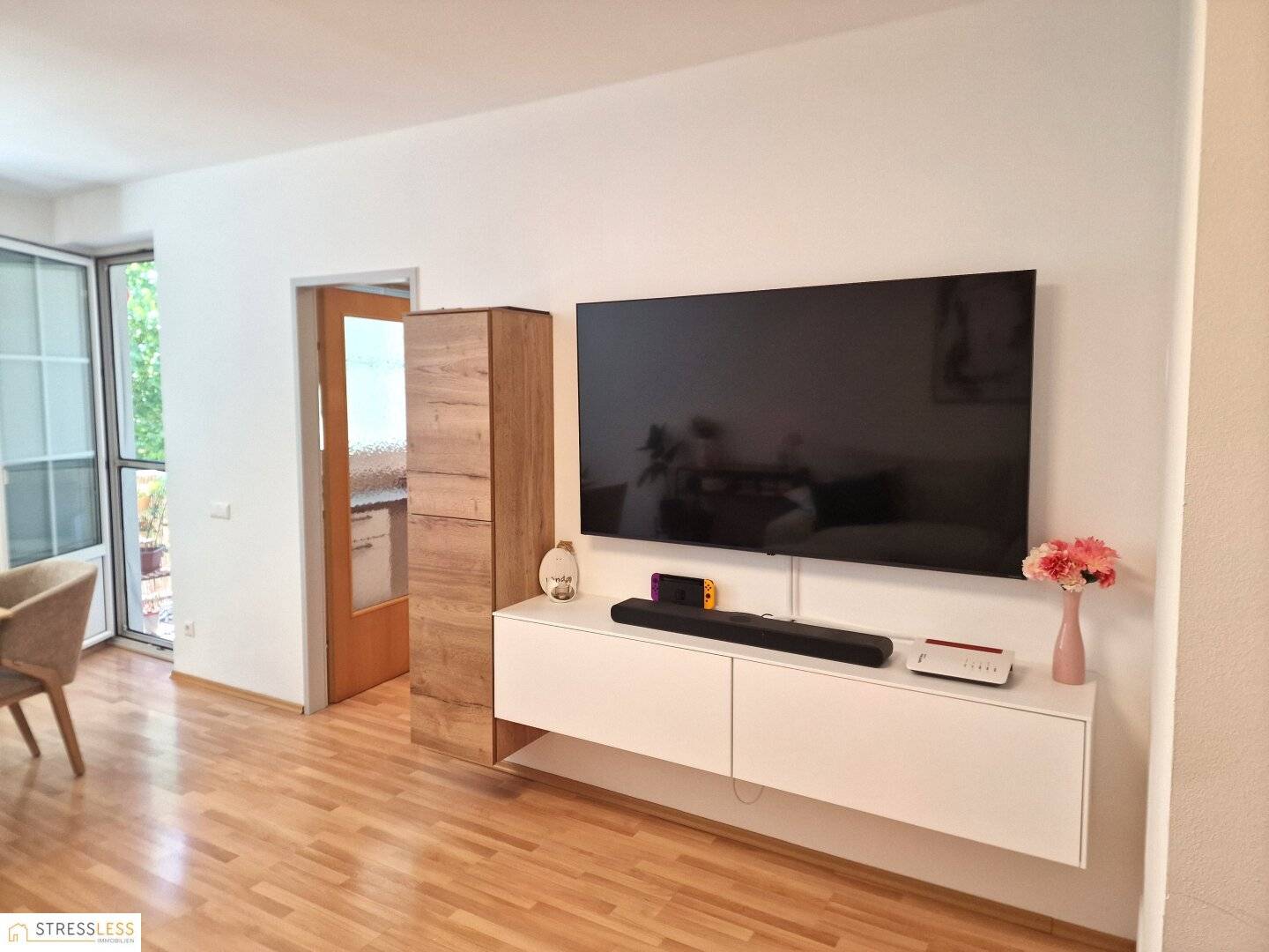 25 minutes from Vienna! Sunny 3-room condominium with park view, cozy loggia and covered parking