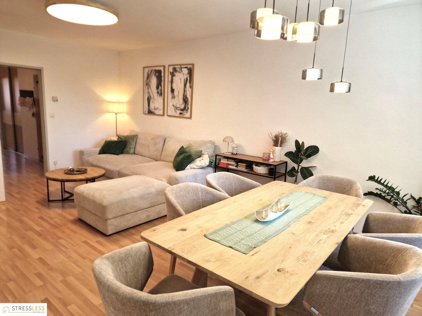 25 minutes from Vienna! Sunny 3-room condominium with park view, cozy loggia and covered parking