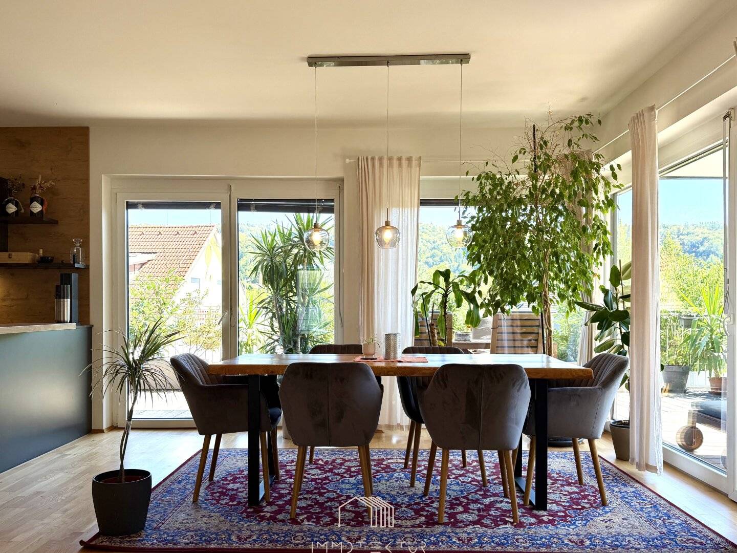 RUHELAGE: Exklusive 5-Zimmer-Wohnung mit Panoramablick, Balkon, zwei Stellplätzen und E-Ladestation in ruhiger Grünlage