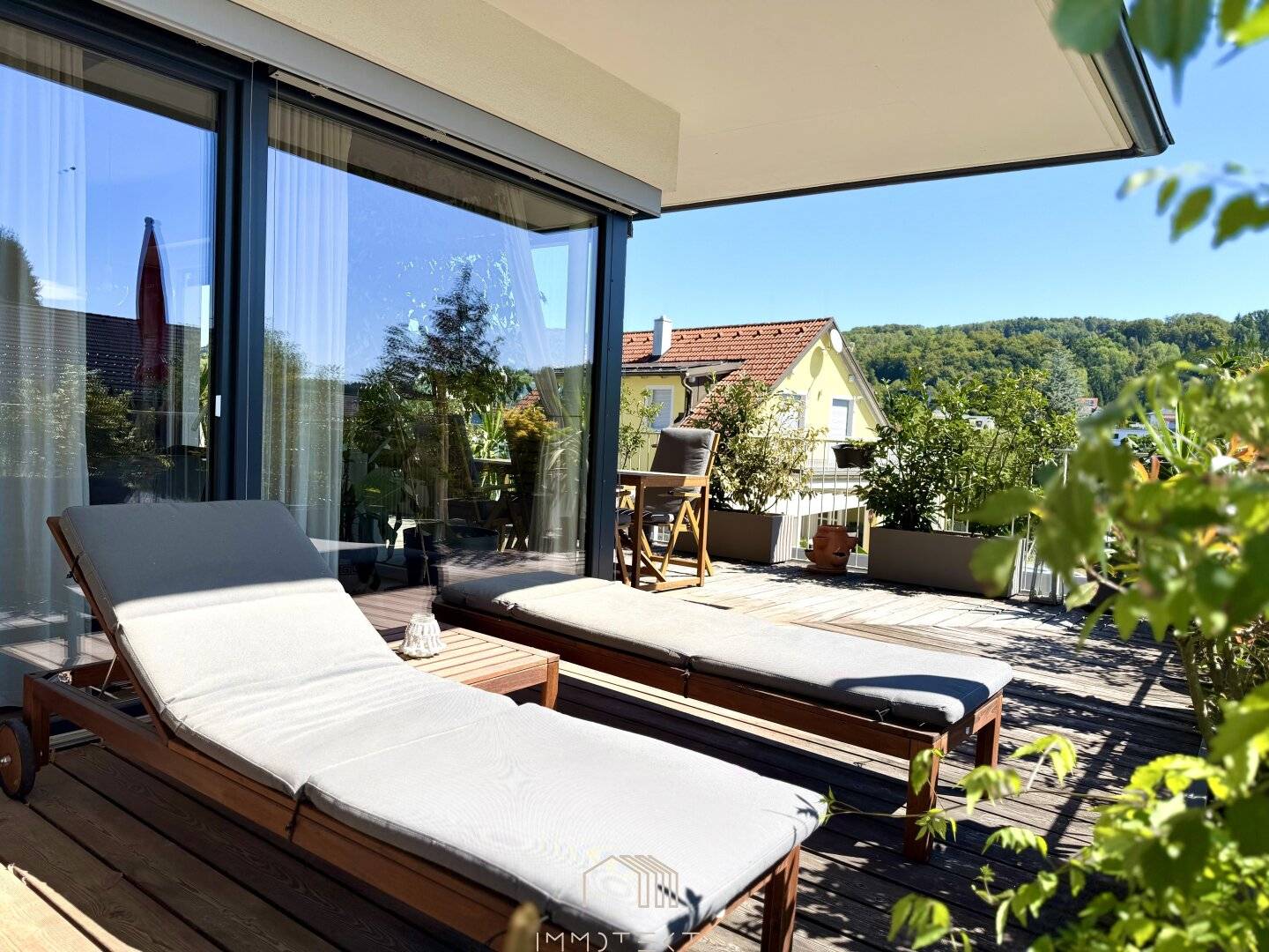 RUHELAGE: Exklusive 5-Zimmer-Wohnung mit Panoramablick, Balkon, zwei Stellplätzen und E-Ladestation in ruhiger Grünlage