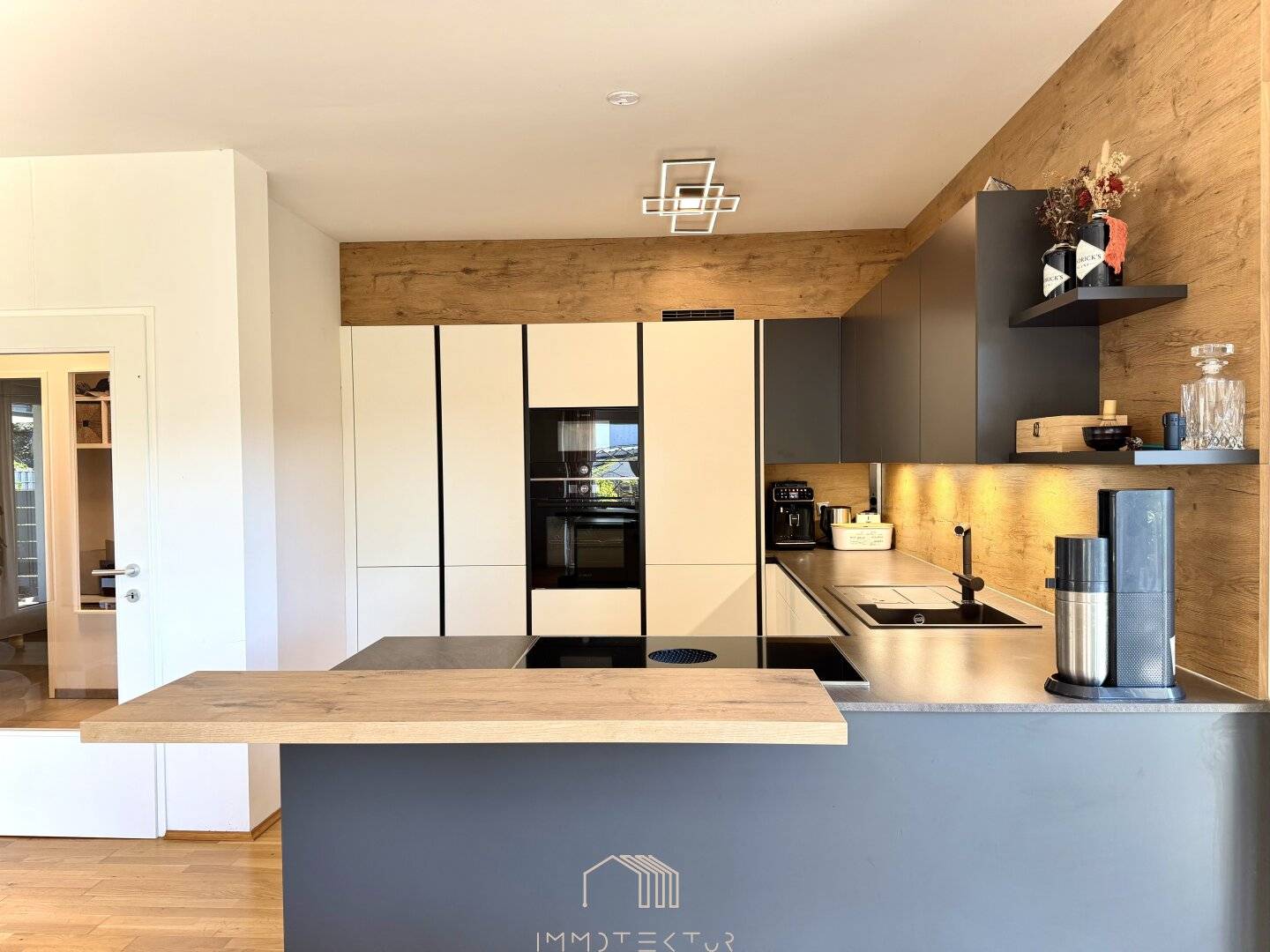 RUHELAGE: Exklusive 5-Zimmer-Wohnung mit Panoramablick, Balkon, zwei Stellplätzen und E-Ladestation in ruhiger Grünlage