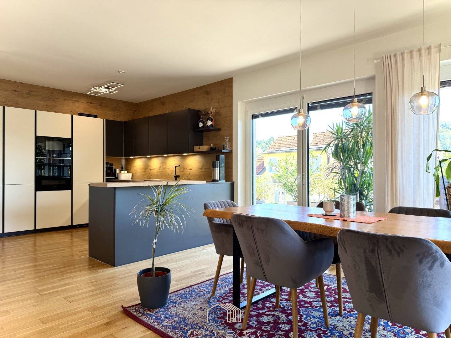 RUHELAGE: Exklusive 5-Zimmer-Wohnung mit Panoramablick, Balkon, zwei Stellplätzen und E-Ladestation in ruhiger Grünlage
