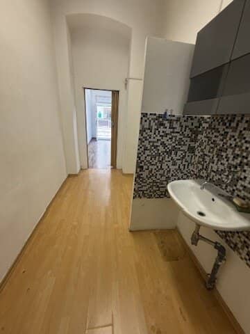 Top office in 1160 Vienna, ground floor, 2 rooms, well maintained, rent 570.60 €