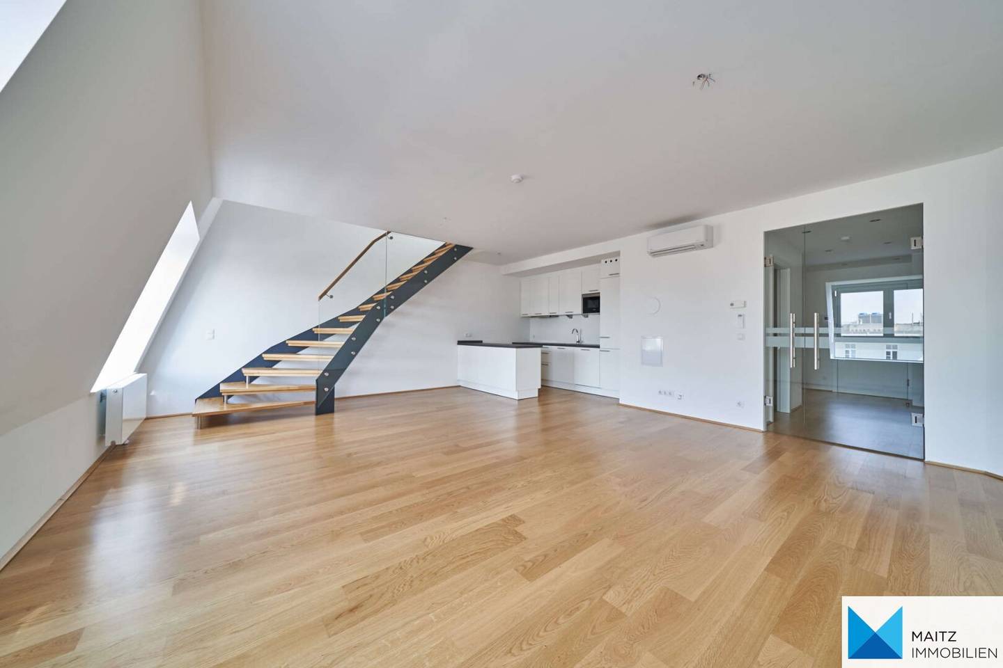 Exklusive Dachgeschossmaisonette mit großer Südost-Terrasse (nahe U1)