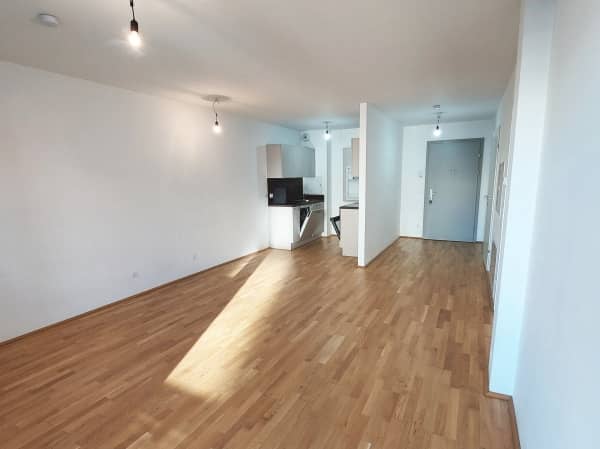 Lichtdurchflutete Wohnung mit Balkon und Deckenkühlung