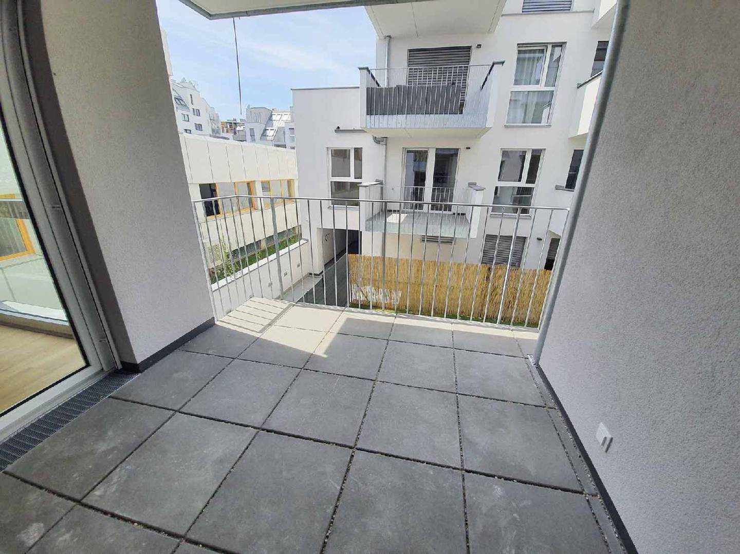 Moderne Wohnung mit Loggia und Blick ins Grüne