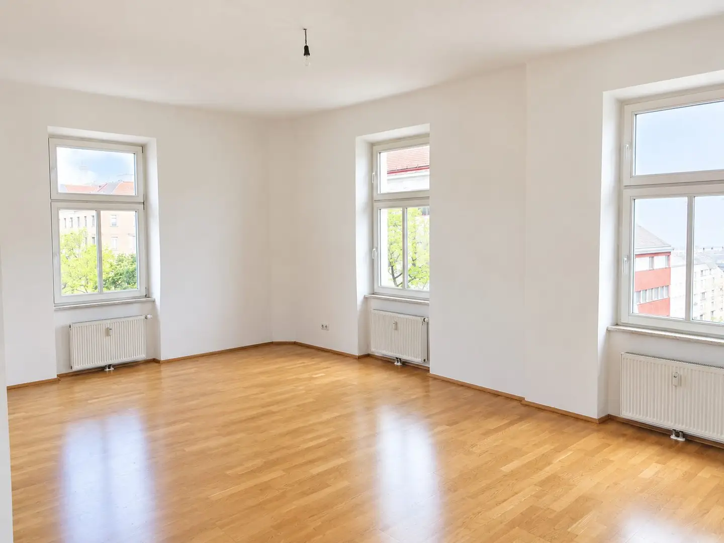 Bright apartment in renovated historic building rented on fixed term