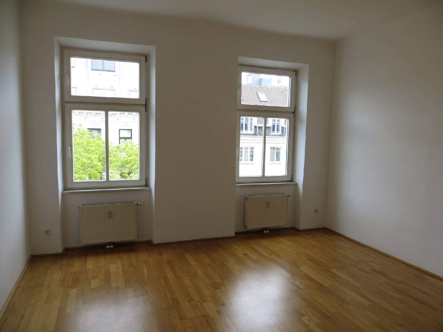 Bright apartment in renovated historic building rented on fixed term