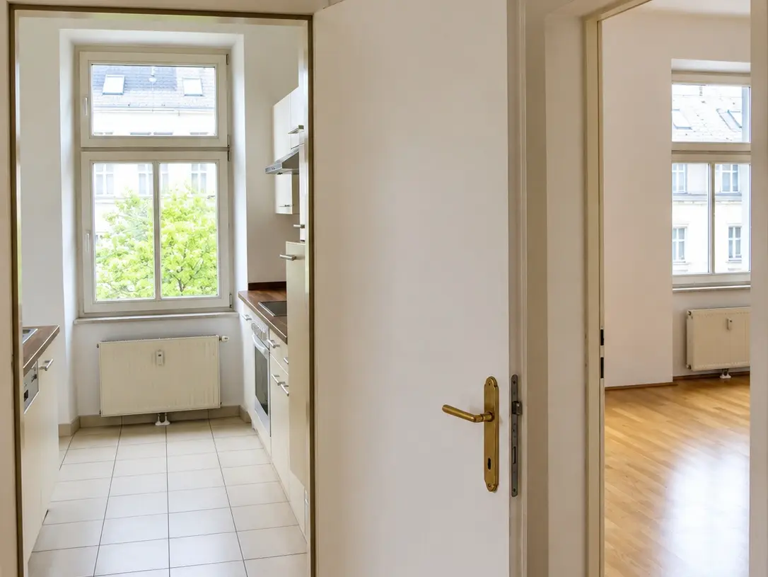 Bright apartment in renovated historic building rented on fixed term