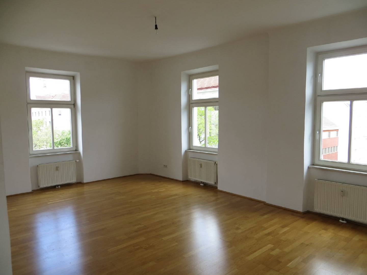 Bright apartment in renovated historic building rented on fixed term
