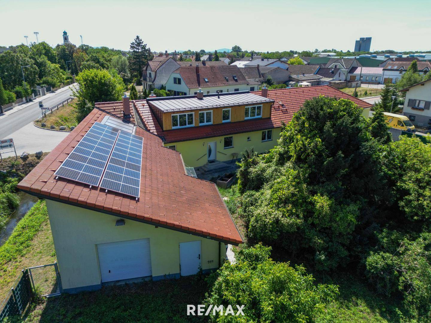Versatile apartment with garden and sauna and garages