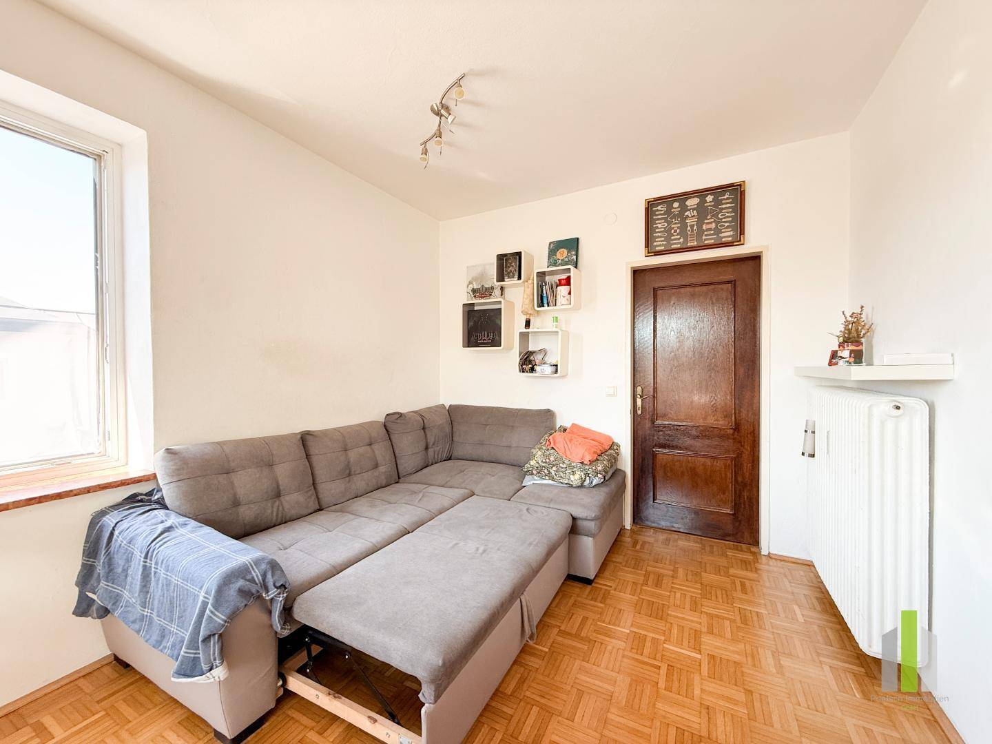 Bright furnished penthouse style apartment in central location