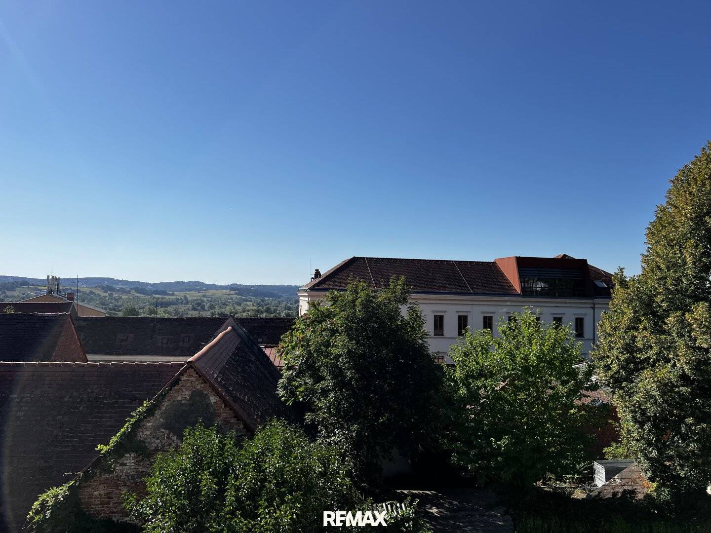 Modern gallery apartment in the heart of Hartberg with loggia and garage