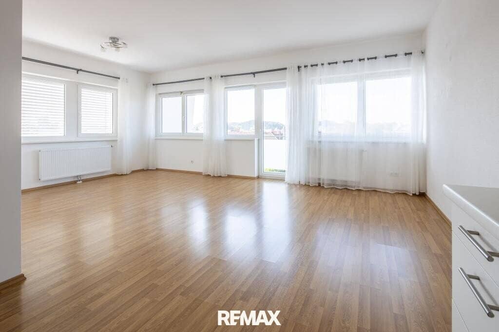 Moderne 3-Zimmer-Wohnung mit sonnigem Balkon und Traunsteinblick