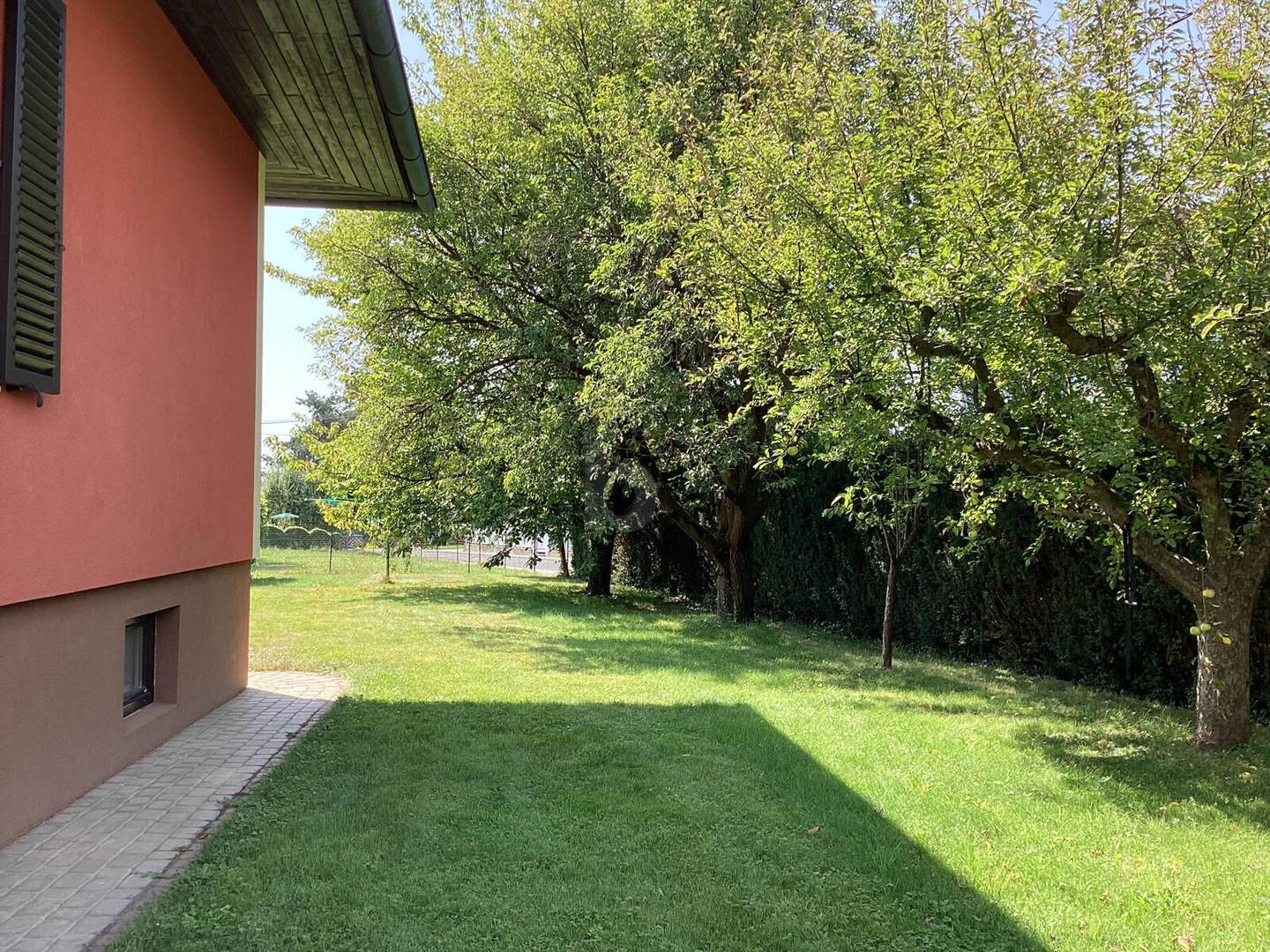 ALLES INKLUSIVE: MÖBLIERTES DACHGESCHOSS MIT BALKON & GARTEN