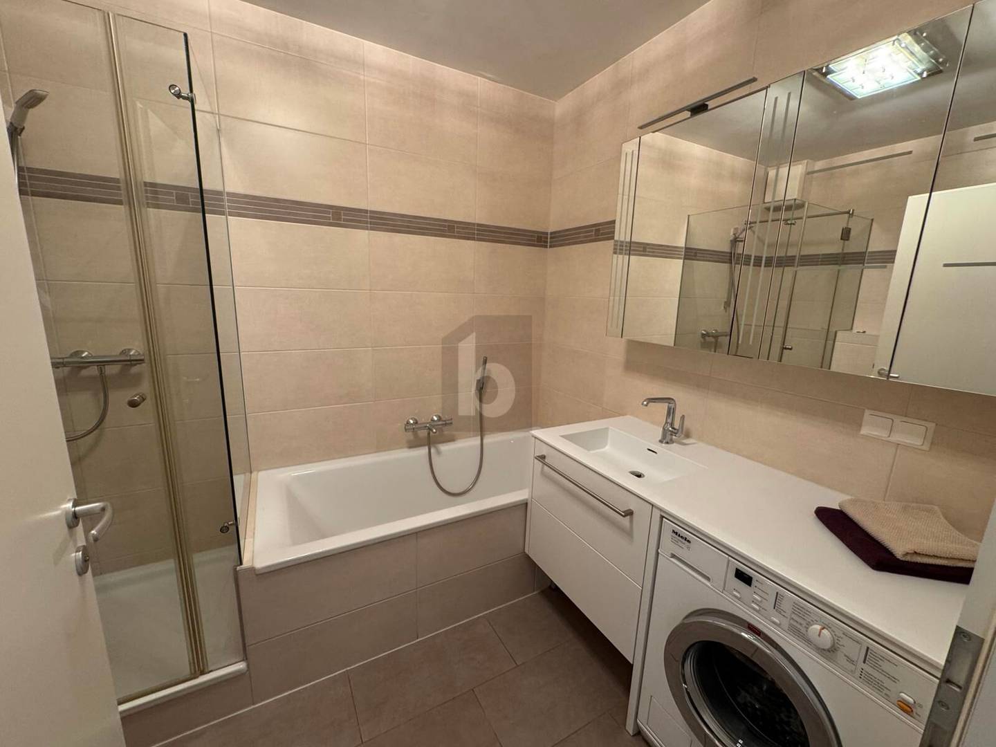TRAUMHAFTES MAISONETTE FEELING MIT 2 BALKONEN UND DACHTERRASSE