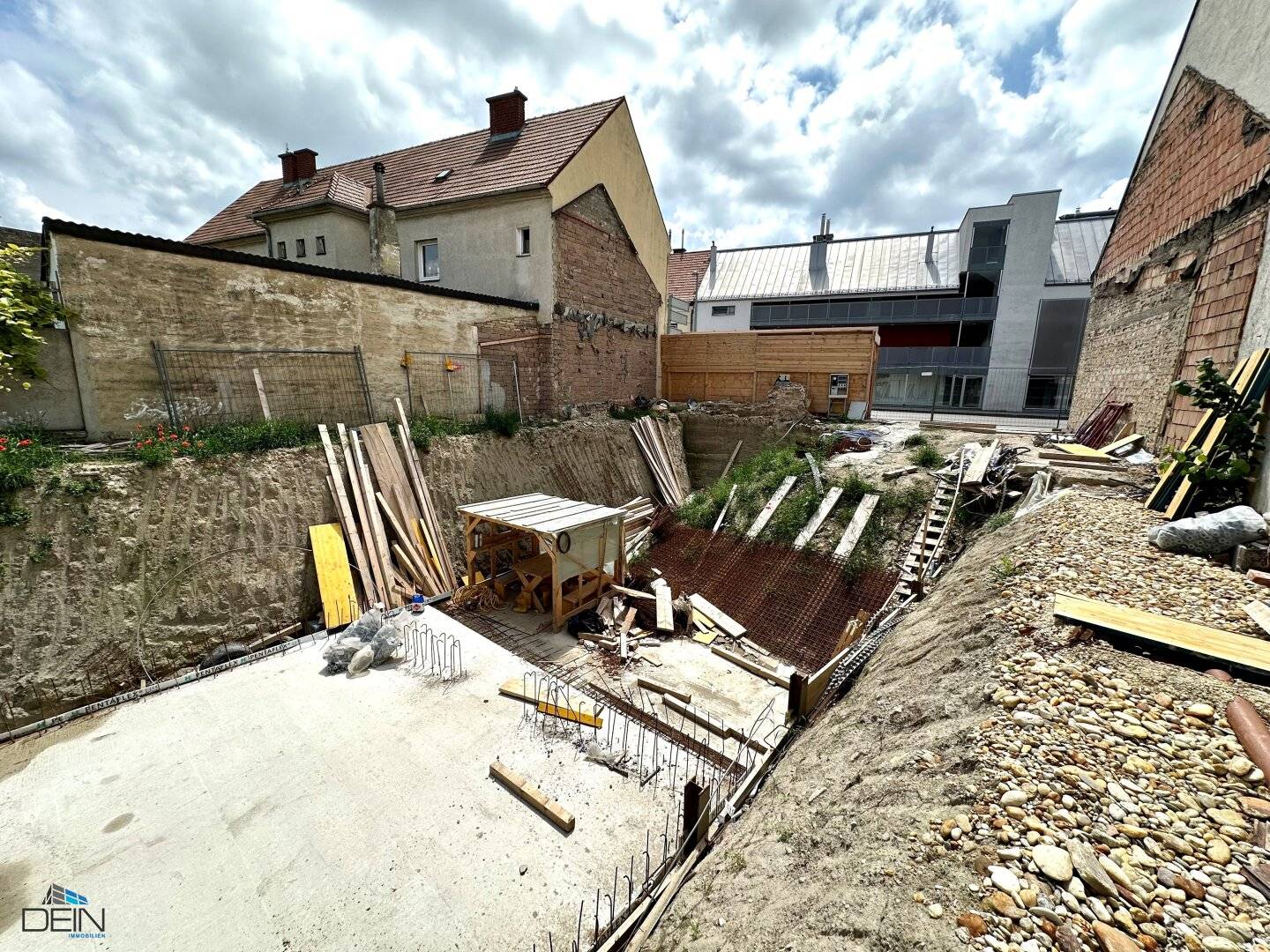 NEW BUILDING PLOT FOR 15 RESIDENTIAL UNITS PLUS OUTDOOR AREAS ON ESSLINGER HAUPTSTRASSE