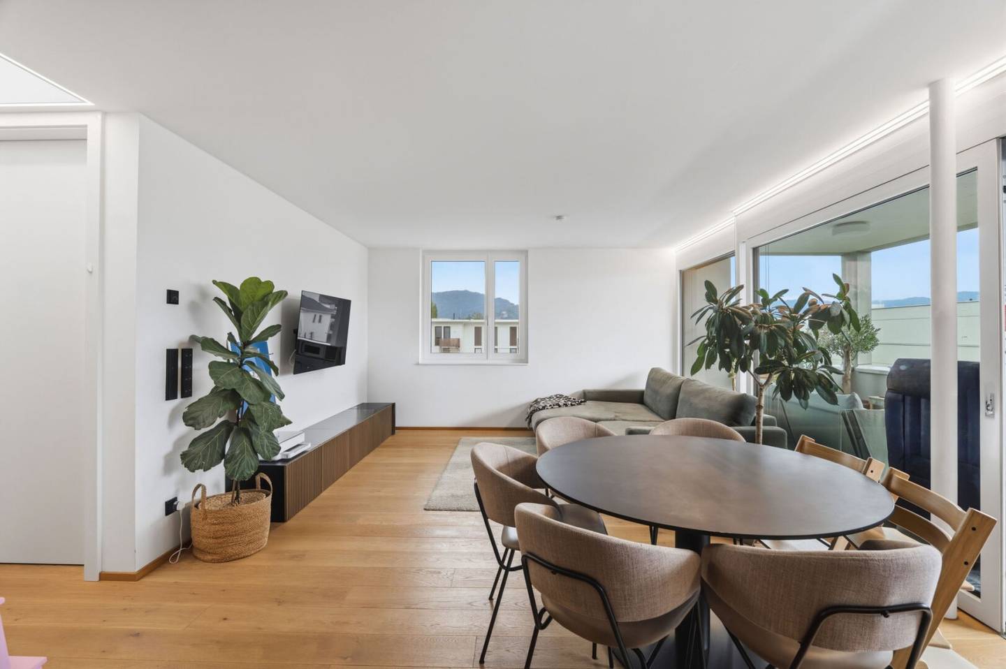 Moderne 3-Zimmer Dachgeschoßwohnung mit Terrasse und Tiefgarage