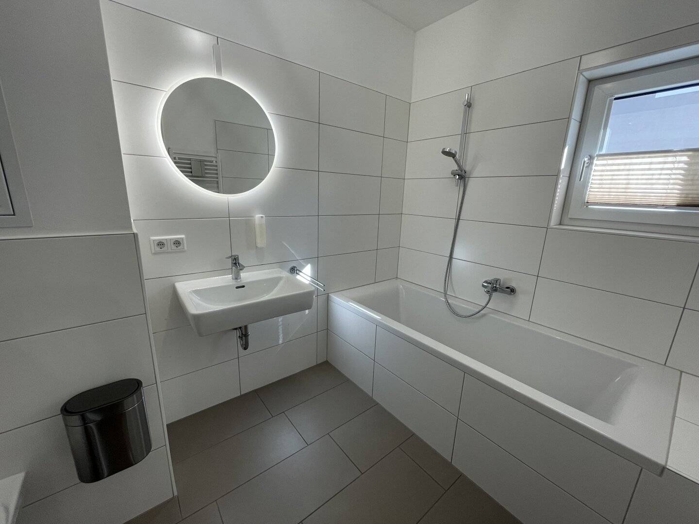 MODERNE 3-ZIMMER-WOHNUNG MIT ZWEI BÄDERN IM 1.OG