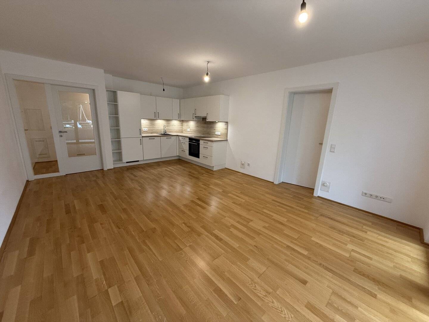 MODERNE 3-ZIMMER-WOHNUNG MIT ZWEI BÄDERN IM 1.OG