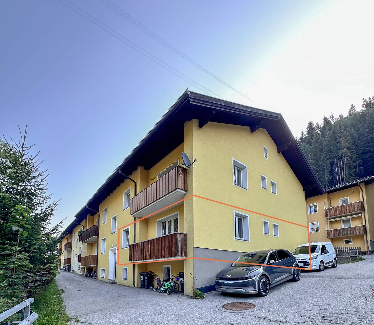 Großzügige Erdgeschosswohnung mit Balkon in naturnaher Lage