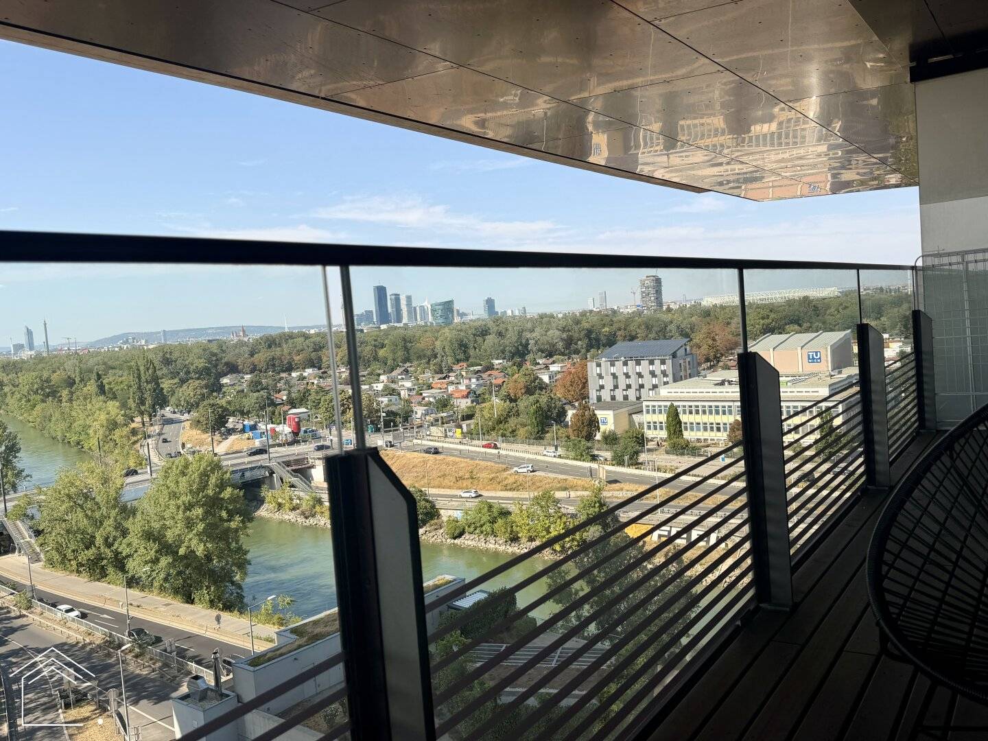 TRIIIPLE Tower - Neuwertige Garconniere  mit großem Balkon, 10. Etage