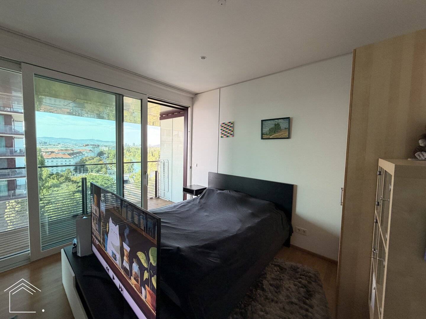 TRIIIPLE Tower - Neuwertige Garconniere  mit großem Balkon, 10. Etage