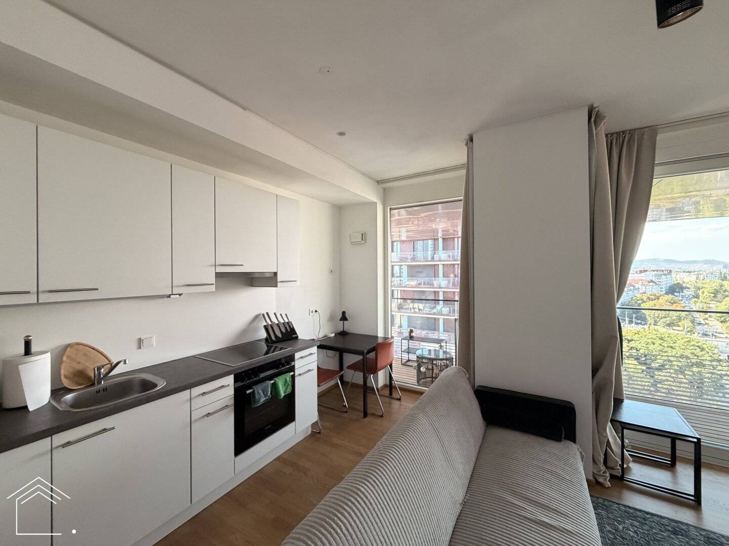 TRIIIPLE Tower - Neuwertige Garconniere  mit großem Balkon, 10. Etage