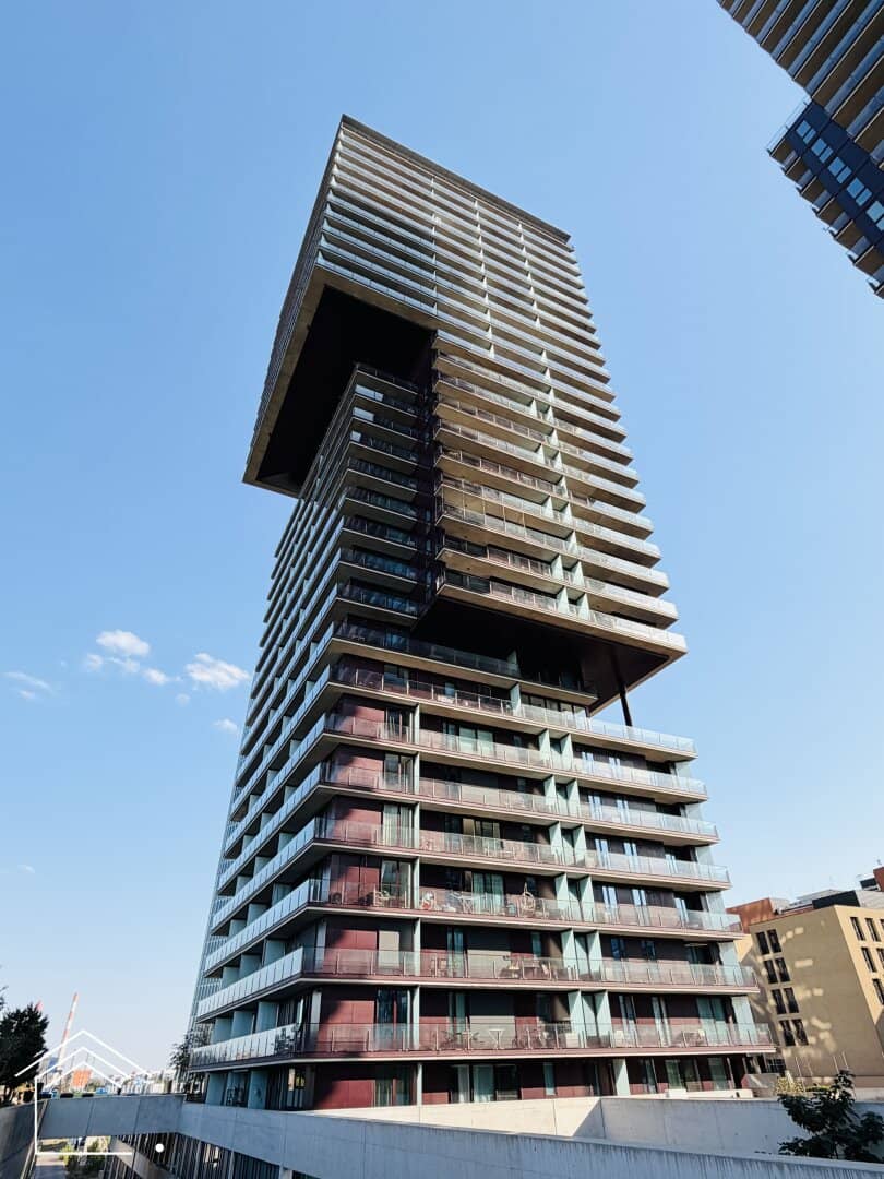 TRIIIPLE Tower - Neuwertige Garconniere  mit großem Balkon, 10. Etage