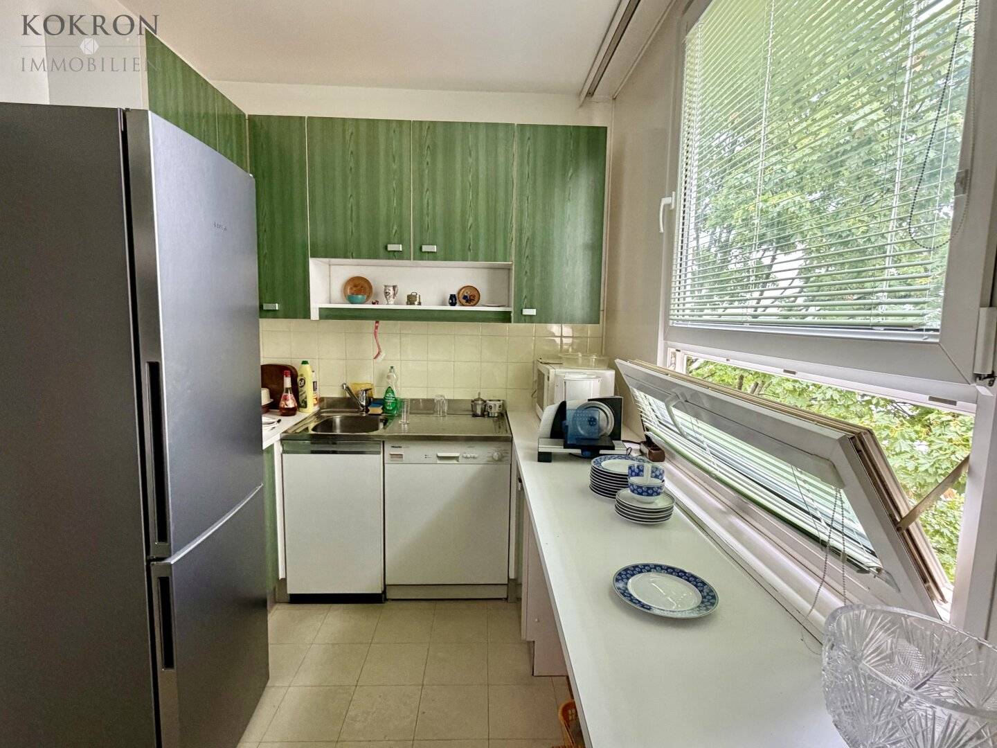 Act now: quiet 4-room apartment with garage and green view at top price