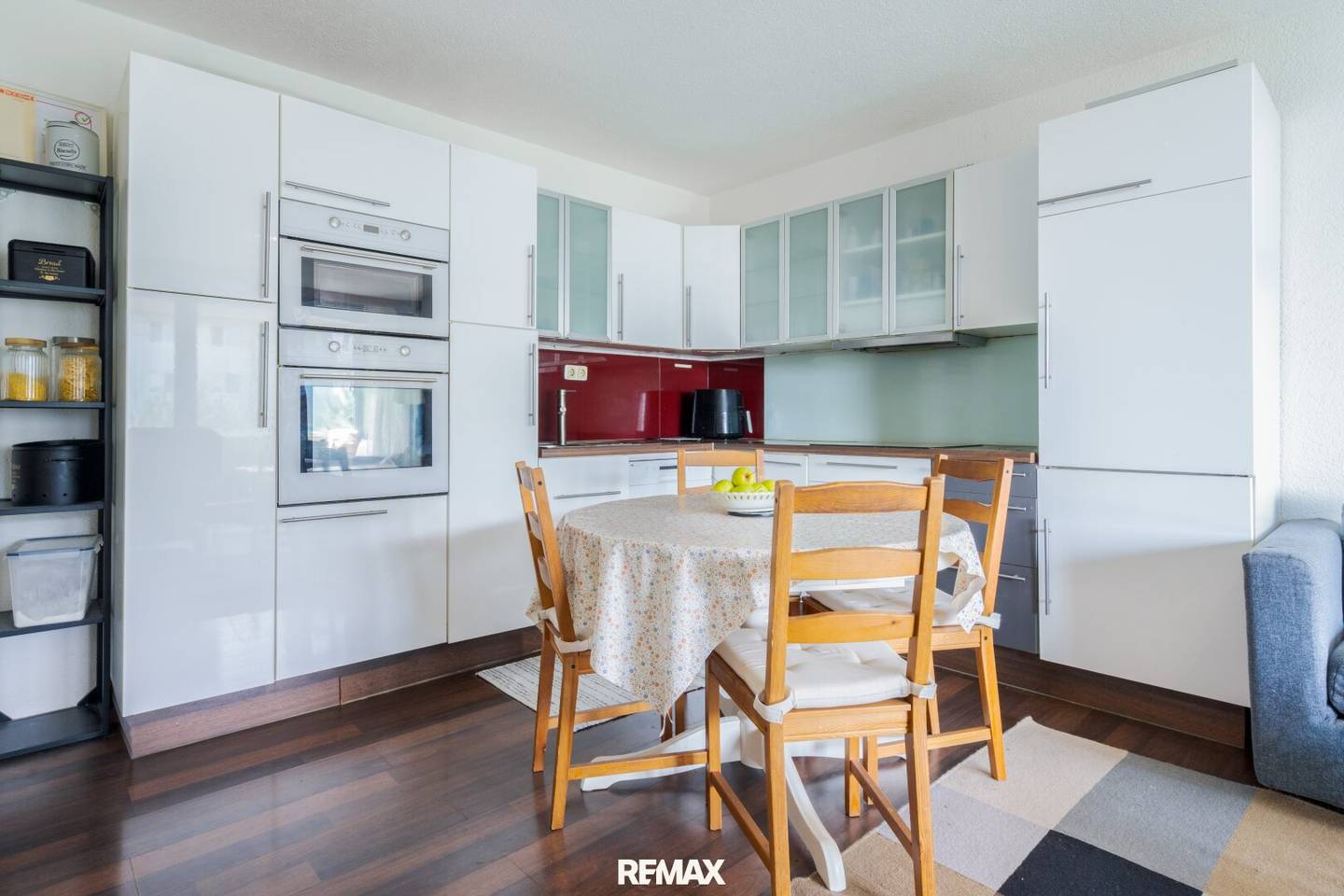 Bright 3-room apartment with large balcony and beautiful distant view