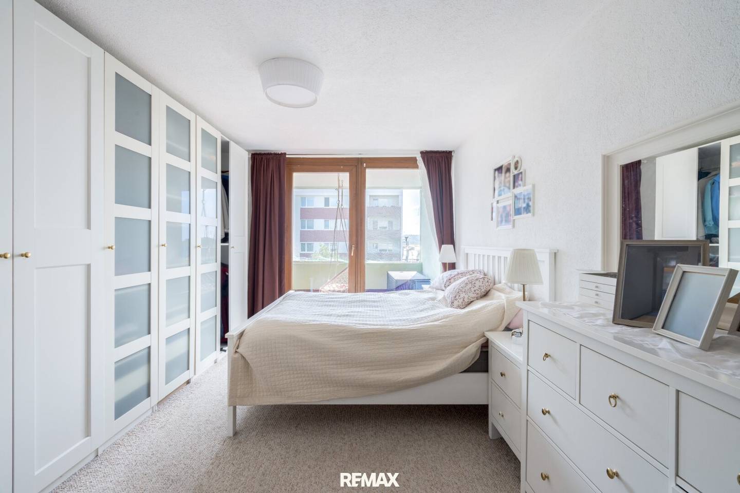 Bright 3-room apartment with large balcony and beautiful distant view