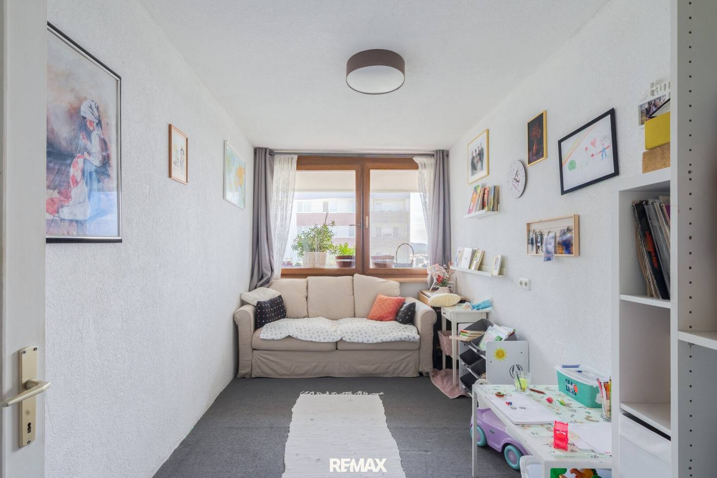 Bright 3-room apartment with large balcony and beautiful distant view