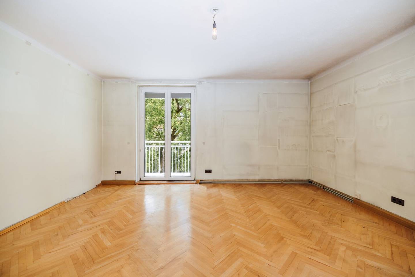 Balcony I 2 Rooms I Geidorf I Herringbone Parquet I 2nd Floor I Central Location I Project Wohnen