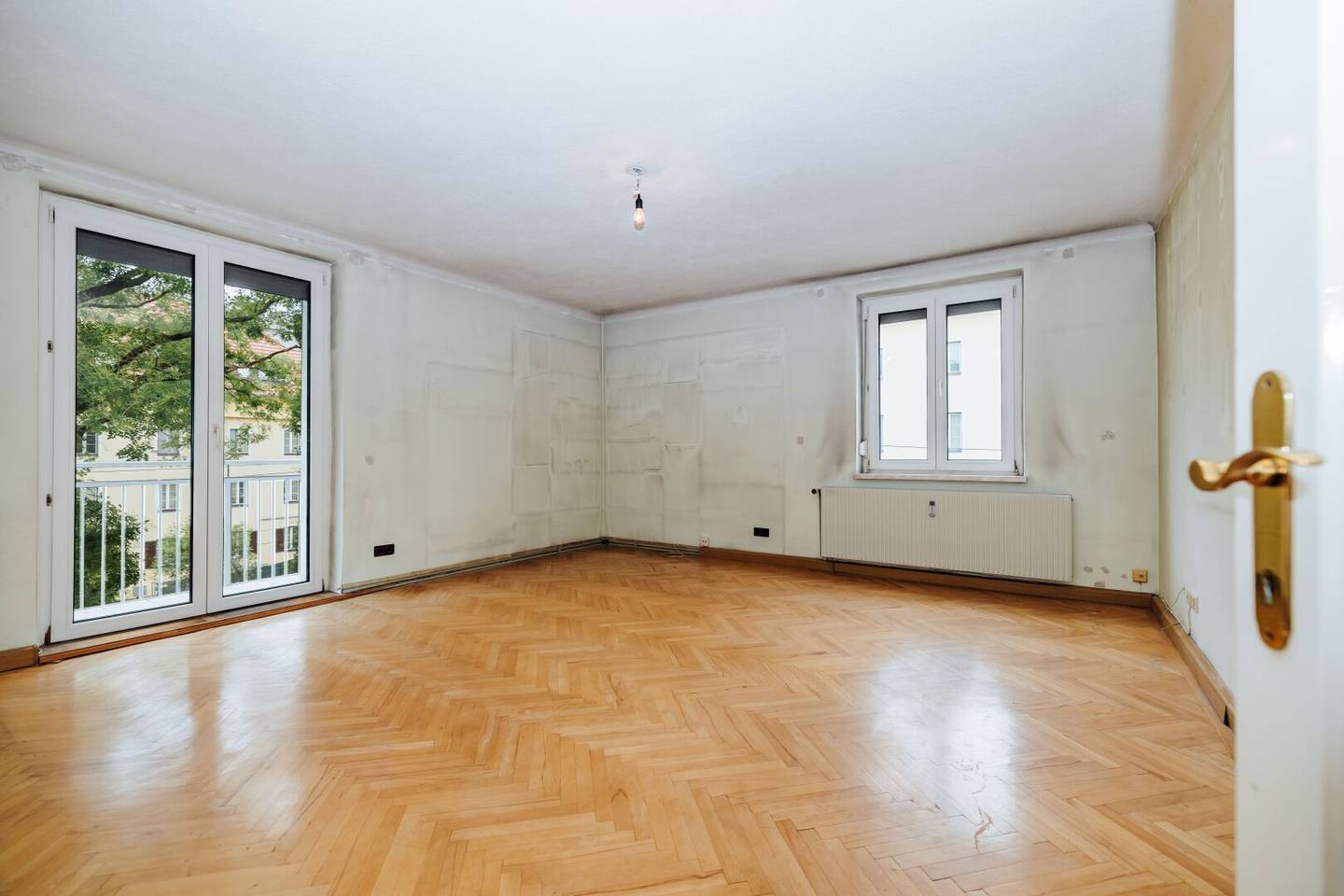 Balcony I 2 Rooms I Geidorf I Herringbone Parquet I 2nd Floor I Central Location I Project Wohnen