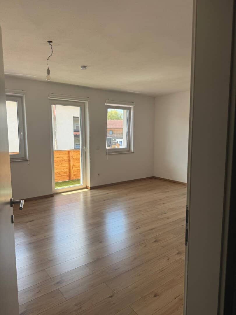 Neuwertige 4-Zi.-Wohnung in Mauerkirchen mit Balkon, 2 Stellplätzen im Obergeschoss