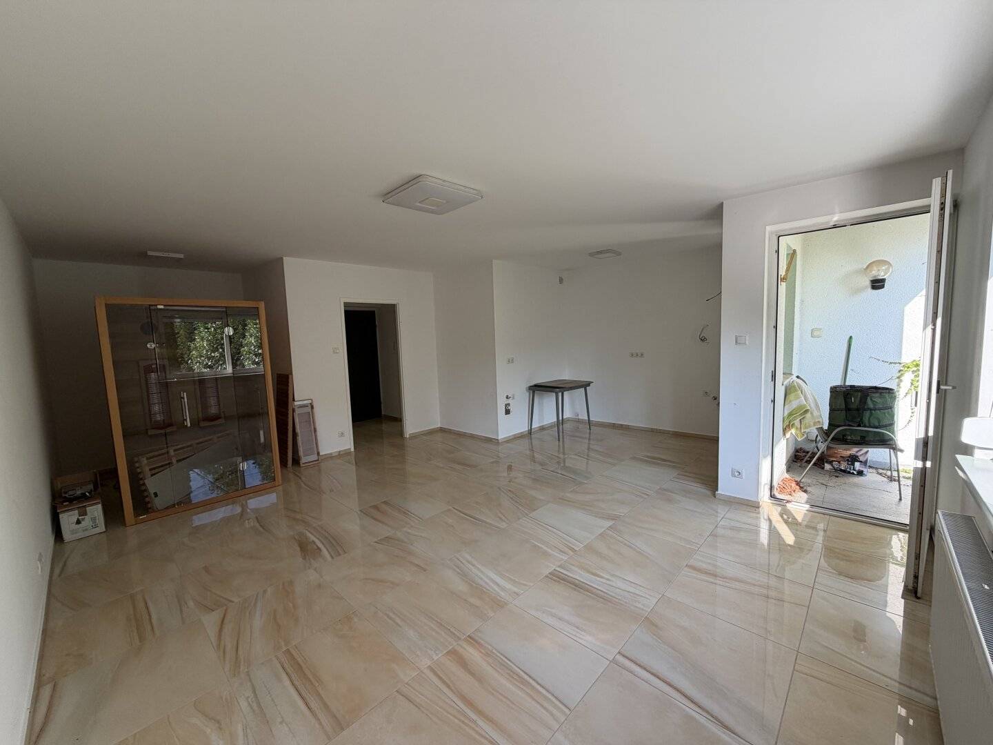 Renovated 1-room garden apartment in quiet green location 105 m² private garden