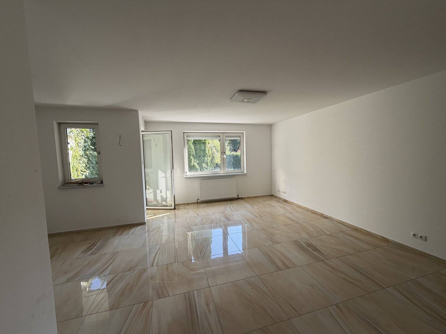 Renovated 1-room garden apartment in quiet green location 105 m² private garden