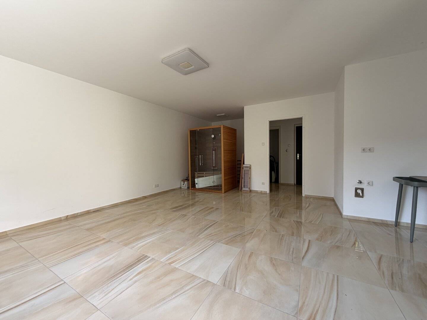 Renovated 1-room garden apartment in quiet green location 105 m² private garden