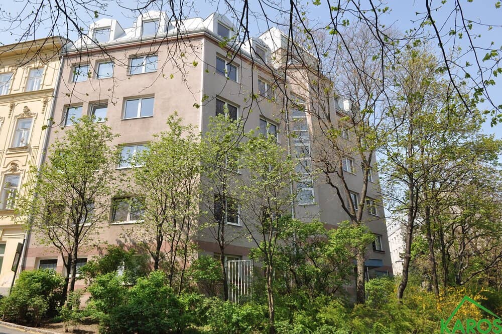 First occupancy after renovation with fitted kitchen, quiet courtyard location