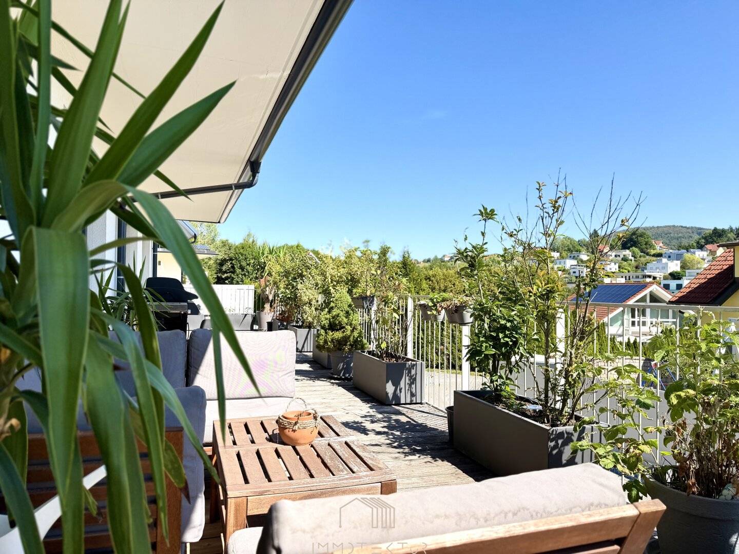 RUHELAGE: Exklusive 5-Zimmer-Wohnung mit Panoramablick, Balkon, zwei Stellplätzen und E-Ladestation in ruhiger Grünlage