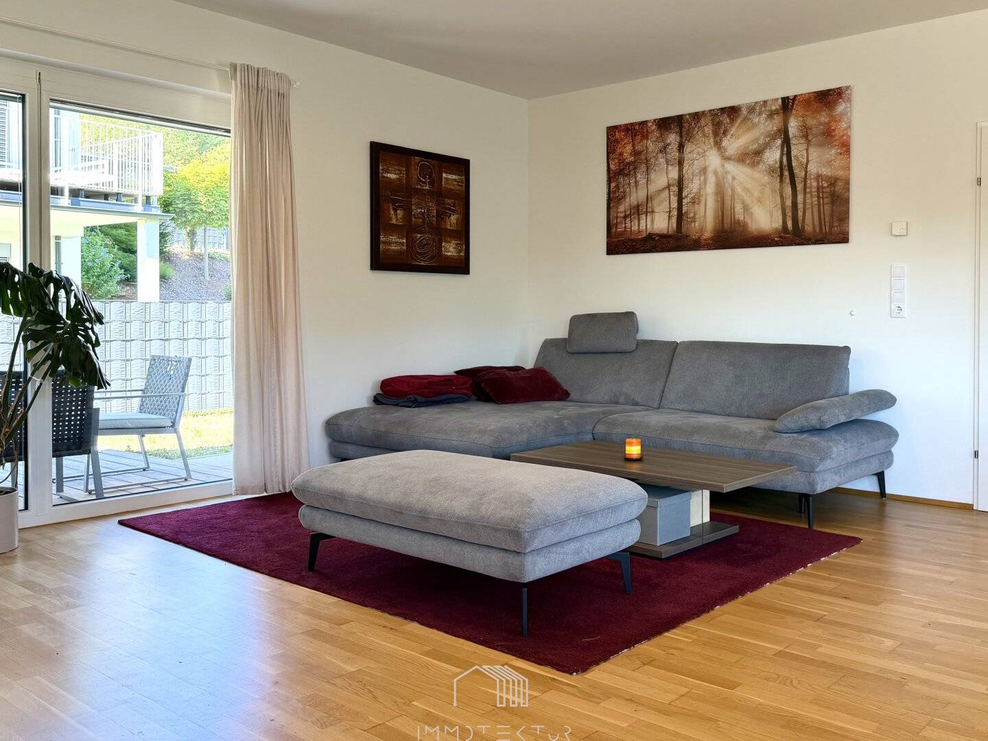 RUHELAGE: Exklusive 5-Zimmer-Wohnung mit Panoramablick, Balkon, zwei Stellplätzen und E-Ladestation in ruhiger Grünlage