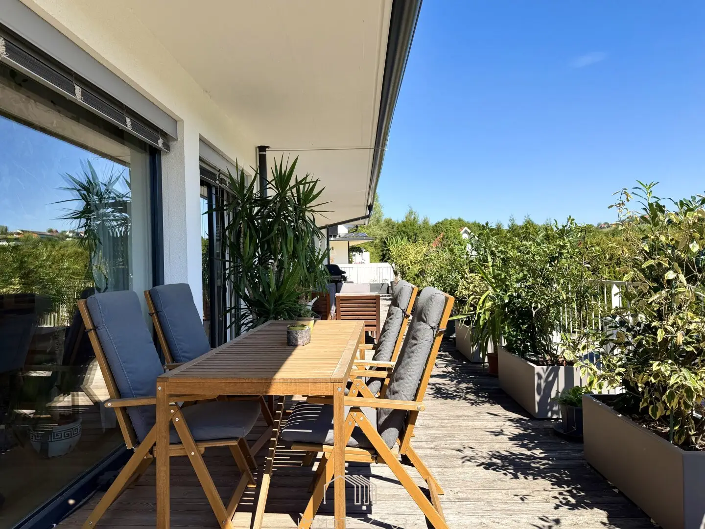 Quiet location: Exclusive 5-room apartment with panoramic view, balcony, two parking spaces and EV charging station in quiet green location
