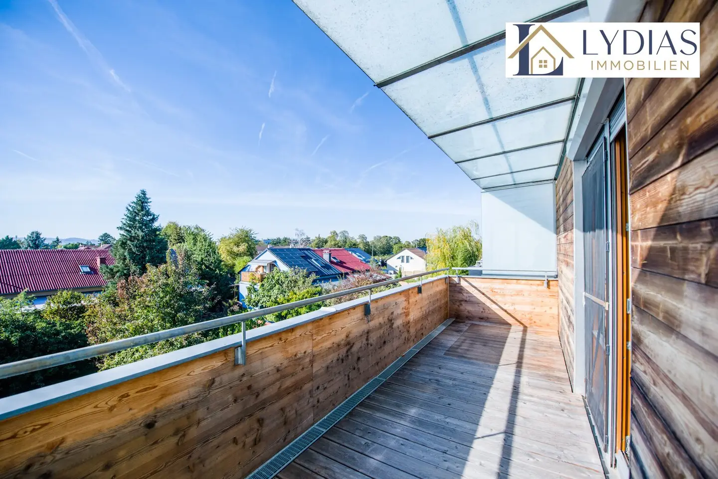 Dream penthouse apartment in a quiet location with two generous west loggias, garage parking space available, top infrastructure