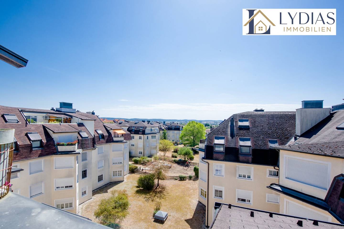 Dreamlike Attic Apartment 3-4 Rooms in a Quiet Location with Two South-Facing Terraces, Garage Parking Space Available - Top Infrastructure