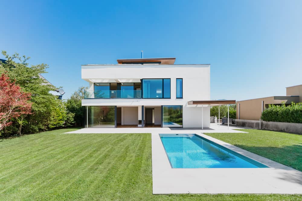 Family apartment with stainless steel pool and panoramic view