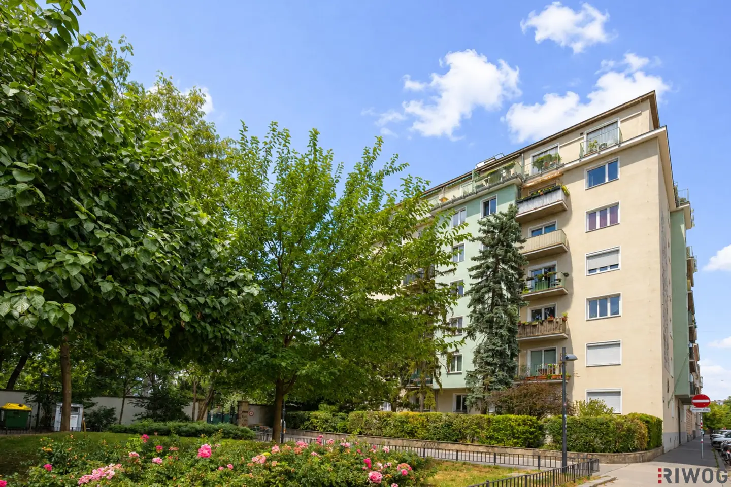 BALCONY APARTMENT directly at AUGARTEN // separate kitchen // U-Bahn proximity