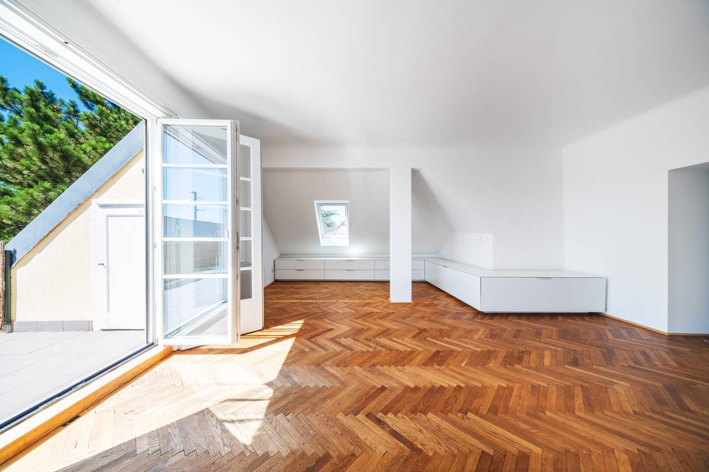 QUIET GREEN VIEW AND TERRACE – DREAM 2-ROOM ATTIC APARTMENT IN HIETZING